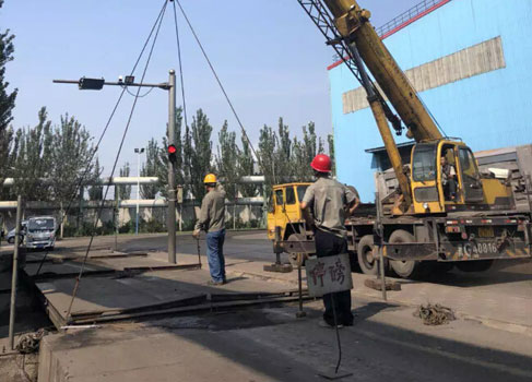 圖為地磅拆卸現(xiàn)場(chǎng)