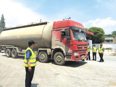 配發(fā)超限檢測地磅 嚴(yán)厲打擊超限超載運(yùn)輸行為