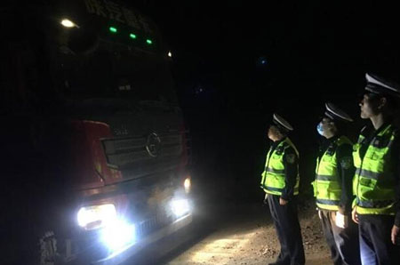 文昌湖一貨車司機(jī)超載怕壓壞地磅勸交警＂別任性＂